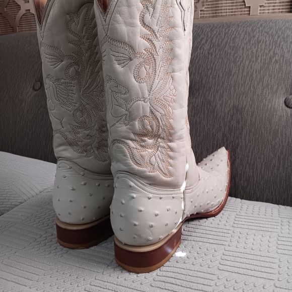 White Embroidered Cowboy Boots - Picture 2 of 10